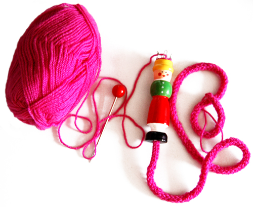tricotin, pelote de laine, rose, collier, multi-rangs