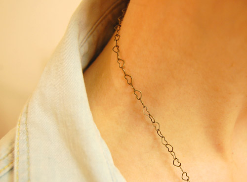 collier talisman : laine tricot, grelot, chaine dorée, pompons, franges, perles de rocaille brodées